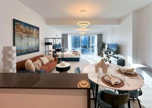 พื้นที่นั่งเล่นของ Trophy - Luxurious Studio Apartment in JLT w Golf Simulator