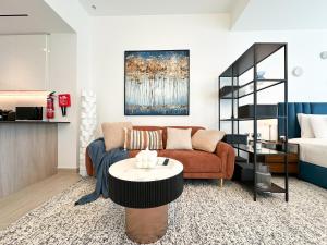 พื้นที่นั่งเล่นของ Trophy - Luxurious Studio Apartment in JLT w Golf Simulator