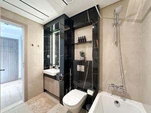 ห้องน้ำของ Trophy - Luxurious Studio Apartment in JLT w Golf Simulator