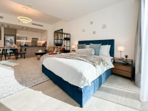 เตียงในห้องที่ Trophy - Luxurious Studio Apartment in JLT w Golf Simulator