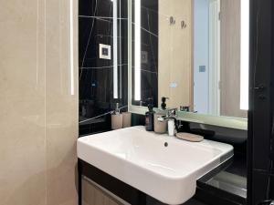 ห้องน้ำของ Trophy - Luxurious Studio Apartment in JLT w Golf Simulator