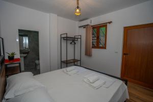 Ein Bett oder Betten in einem Zimmer der Unterkunft InTown Guesthouse Shkoder