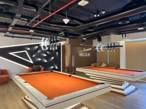 ห้องเกมของ Trophy - Luxurious Studio Apartment in JLT w Golf Simulator