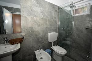 Ein Badezimmer in der Unterkunft InTown Guesthouse Shkoder