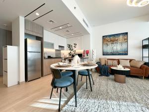 ครัวหรือมุมครัวของ Trophy - Luxurious Studio Apartment in JLT w Golf Simulator +37 ภาพ