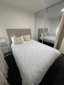 Ένα ή περισσότερα κρεβάτια σε δωμάτιο στο ADELAIDE CENTRAL APARTMENT - 3BR, 2BATH & CARPARK