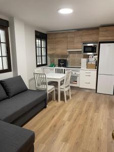Η κουζίνα ή μικρή κουζίνα στο Apartamentos Lavandeira by beBalmy