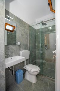 Ein Badezimmer in der Unterkunft InTown Guesthouse Shkoder