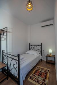 Ein Bett oder Betten in einem Zimmer der Unterkunft InTown Guesthouse Shkoder