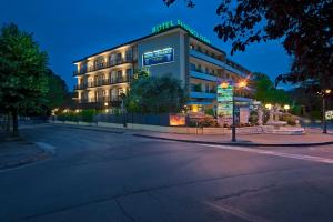budynek na rogu ulicy w nocy w obiekcie Hotel Petrarca Terme w mieście Montegrotto Terme