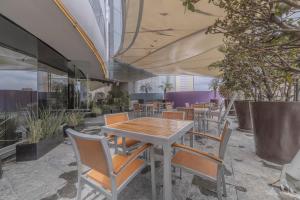 En restaurant eller et andet spisested på Apt with Reforma View Pool and Jacuzzi