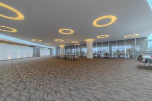 una gran sala de reuniones con mesas y sillas en un edificio en Apt with Reforma View Pool and Jacuzzi, en Ciudad de México 37 fotos más