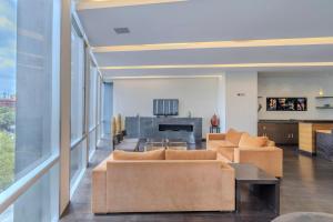 sala de estar con sofás y piano en Apt with Reforma View Pool and Jacuzzi, en Ciudad de México