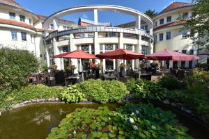a hotel with a pond in front of a building at Landhaus Alpinia in Berlin