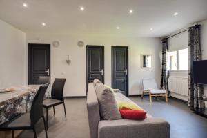 a living room with a couch and a table at La Sérénade Numéro 2 in Montreuil