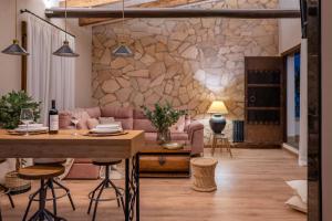 un soggiorno con un divano e un tavolo di Espectacular Casa de lujo con chimenea, barbacoa, jacuzzi y vistas panorámicas a toda Granada ad Alfacar