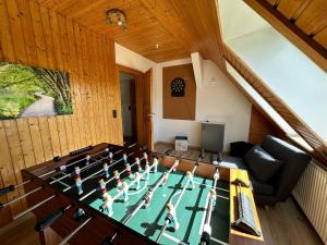 een kamer met een tafel met een groep mensen erop bij Altes Forsthaus Fischbach in Sankt Andreasberg