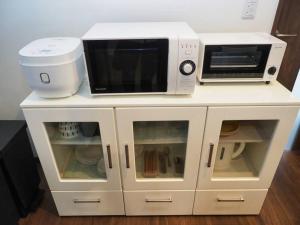a white counter with a microwave and a toaster oven at Retreat FuranoB in Furano +11 photos