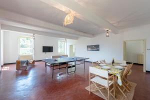 una sala de estar con una mesa y sillas en Mulinetti Houses, en Recco