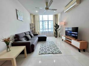 TV a/nebo společenská místnost v ubytování Kinrara Puchong Bukit Jalil Sunway 3 bedroom condo comes with 2 parking