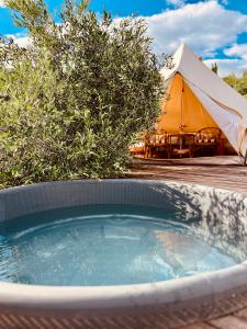Bazén v ubytování Stecadó Glamping nebo v jeho okolí