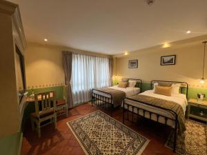una camera d'albergo con due letti e una finestra di Seto Ghar Hotel a Kathmandu