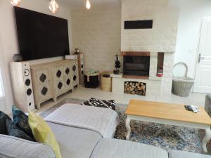 Μια τηλεόραση ή/και κέντρο ψυχαγωγίας στο Maison neuve avec piscine dans domaine arboré - Domaine de la Brionnerie