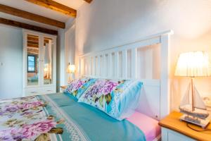 una camera con letto, lampada e telefono di Villa Lusa a Bajčići Altre 44 foto