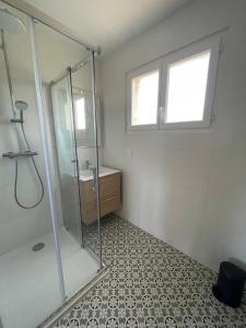 Ένα μπάνιο στο Villa La Colline - 5 chambres avec piscine chauffée +6 φωτογραφίες