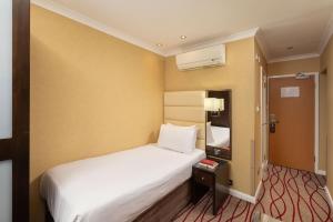 Ένα ή περισσότερα κρεβάτια σε δωμάτιο στο Park Grand Hyde Park +37 φωτογραφίες