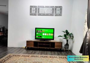 TV a/nebo společenská místnost v ubytování Aliza's House Homestay PD Mini Bungalow