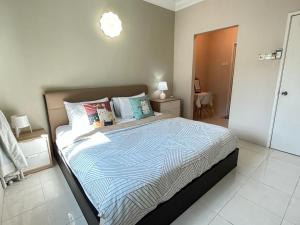 Postel nebo postele na pokoji v ubytování Kinrara Puchong Bukit Jalil Sunway 3 bedroom condo comes with 2 parking
