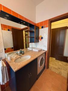 un bagno con lavandino e lavatrice di Casa Talassa a Pescara Altre 41 foto