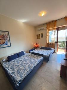 una camera da letto con due letti e una finestra di Casa Talassa a Pescara