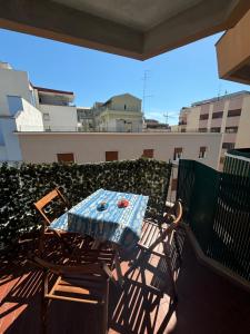 un tavolo e sedie seduti su un balcone di Casa Talassa a Pescara