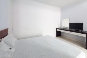 Ένα ή περισσότερα κρεβάτια σε δωμάτιο στο Cemara House Syariah RedPartner