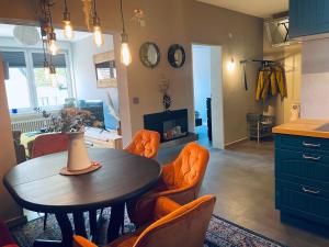 a kitchen and dining room with a table and chairs at Ferienwohnung Hafennest 15206 in Leer