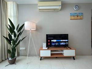 TV a/nebo společenská místnost v ubytování Kinrara Puchong Bukit Jalil Sunway 3 bedroom condo comes with 2 parking