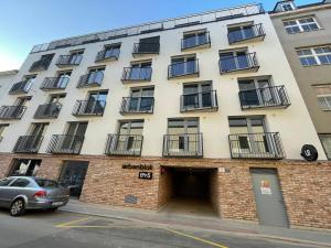 un edificio de apartamentos en la esquina de una calle en Relax Apartments Brno central, en Brno