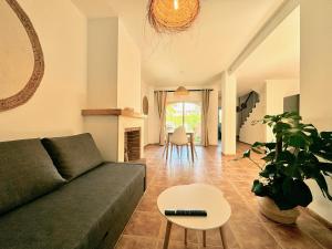 Posezení v ubytování Bahari Marinas - Tú Dúplex con Jardín Privado!