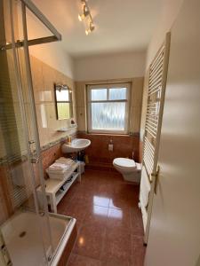 トラフェミュンデにあるFerienhaus Parkblickのトイレ、洗面台、シャワー付きのバスルーム +32枚の写真