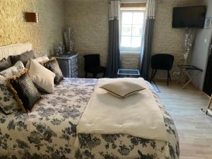 Letto o letti in una camera di Chambres d’hôtes de l’Ancienne Auberge