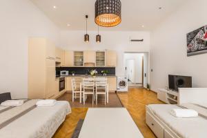Posteľ alebo postele v izbe v ubytovaní Real Apartments Révay