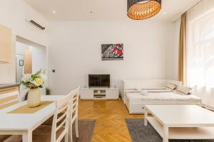Televízia a/alebo spoločenská miestnosť v ubytovaní Real Apartments Révay