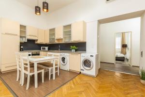 Kuchyňa alebo kuchynka v ubytovaní Real Apartments Révay