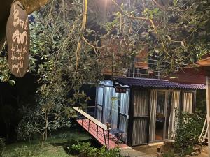 Yoga-Tea-Houses في Ấp Tân Hà: بيت فيه شجره تنبني عليه