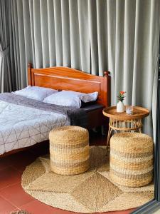 Yoga-Tea-Houses في Ấp Tân Hà: غرفة نوم بسرير و كرسيين وطاولة