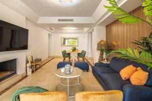 Χώρος καθιστικού στο Stunning Tropical Oasis 3BR, Pool and Water Views