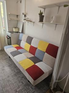 un sofá en una cocina con una manta colorida en Casa Ana, en Cluj-Napoca
