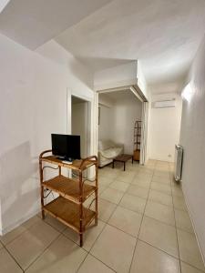 a living room with a desk with a computer on it at Appartamenti Dépendance Mariel in Orbetello